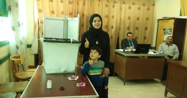 صور.. زوجة الشهيد أحمد الشبراوي تدلى بصوتها: نعم للدستور لاستقرار مصر 