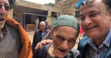 صور.. كفيف يدلى بصوته فى لجنة بالمنوفية ويطالب الشباب بالنزول والتصويت