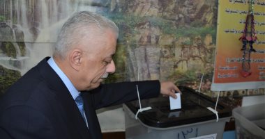 وزير التعليم يدلى بصوته فى الاستفتاء على تعديل الدستور بمدرسة المنيرة