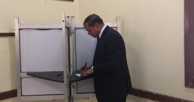 صور.. رئيس جامعة سوهاج وكفيف يدليان بصوتيهما فى التعديلات الدستورية