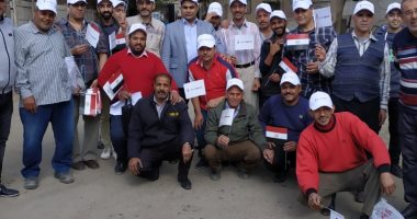 مواطن يشارك بصور المشاركة فى الاستفتاء على تعديلات الدستور بلجنة محطة مصر