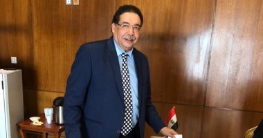 صورة × الصندوق.. أحد علماء "مصر تستطيع" يشارك باستفتاء الدستور فى الدمام