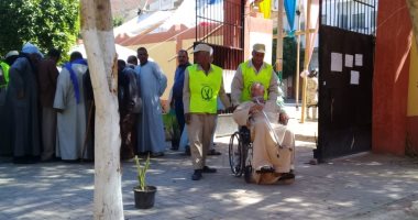 صور.. "قنائيون" يرقصون على أنغام المزمار البلدى أمام لجان الاستفتاء