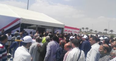 صور.. استمرار توافد المئات من العاملين والمسافرين بلجنة مطار القاهرة 