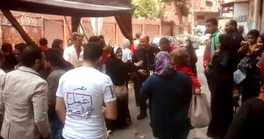 الناخبون يستقبلون عمرو أديب بحفاوة بلجنة مدرسة محمد فريد ويلتقطون الصور معه