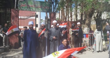مواطنون يحتفلون بالمشاركة فى الاستفتاء على أنغام الأغانى الوطنية بإمبابة