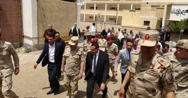 صور.. محافظ البحيرة يتفقد لجان الاستفتاء على الدستور فى دمنهور
