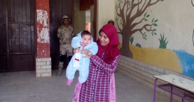 "ليلى حاضرة وشاهدة وهتكتب".. أصغر مشارك فى "طابور الاستفتاء" على تعديلات الدستور بـ"15 مايو".. والدتها اصطحبتها للجنة وصوتت بـ"نعم" وقالت : "مطمنة على مستقبل بنتى.. وبكرة تكبر وتعرف أنها عملت الصح  