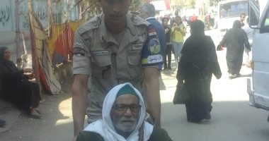 صور.. رجال الجيش والشرطة يساعدون الناخبين خلال مشاركتهم فى الاستفتاء