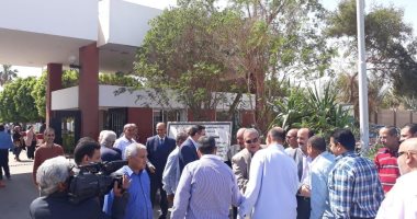 عمال بترول أسيوط يتوافدون للمشاركة فى التصويت على التعديلات الدستورية