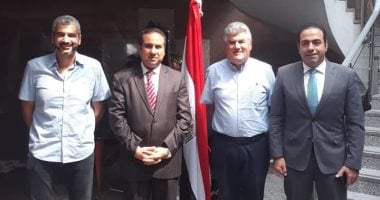 عبد الحكيم عبد الناصر يدلى بصوته فى الاستفتاء على التعديلات الدستورية بدبى 