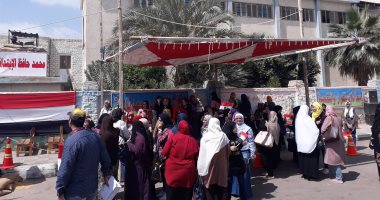 صور.. إقبال كثيف على لجان الاستفتاء بالسويس.. ووكيل تعليم الإسماعيلية يدلى بصوته