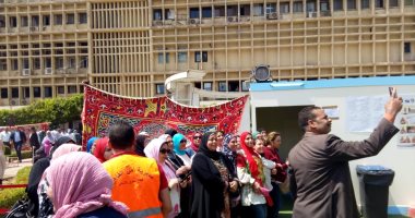 صور.. إقبال كثيف بلجنة الوافدين بماسبيرو.. وعاملات: نازلين عشان بكرة أحسن