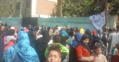زحام فى لجان دائرة منشأة القناطر بالجيزة للمشاركة فى الاستفتاء