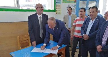صور.. محافظ البحر الأحمر يدلى بصوته فى الاستفتاء على التعديلات الدستورية