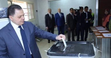 وزير الداخلية عقب الإدلاء بصوته فى الاستفتاء: هدفنا توفير مناخ آمن للمواطنين
