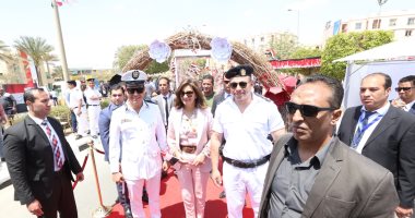 وزيرة الهجرة بعد الإدلاء بصوتها فى الاستفتاء: واجب وطنى.. صور