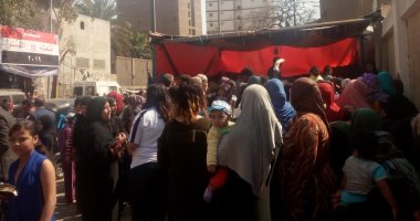 شباب بأجهزة لاب توب فى الوراق لمساعدة السيدات فى معرفة لجانهن