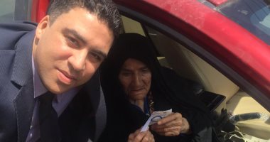 صور.. معمرة تبلغ 108 عاما تشارك فى استفتاء تعديلات الدستور بالقنطرة غرب