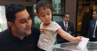 مصرى بدبى: "هعلم بنتى الوطنية وأول درس فى الاستفتاء على تعديل الدستور"