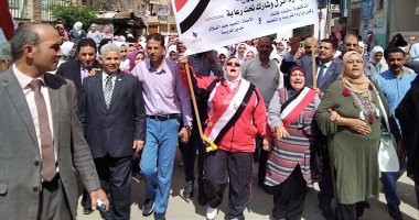 صور.. وكيل تعليم كفر الشيخ تقود مسيرة فى حب مصر توزع الحلوى على المواطنين