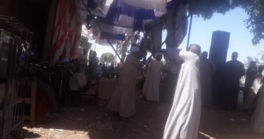 أهالى إسنا يحتلفون بالاستفتاء على أنغام الربابة والمزمار ولعب العصى