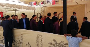"عصام حمدى" يلتقط صور لفرحة المواطنين أمام لجان التجمع والقاهرة الجديد 
