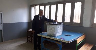 رئيس جامعة المنوفية يدلى بصوته فى الاستفتاء على التعديلات الدستورية
