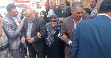 الحاجة سبيلة المتبرعة بثروتها لصندوق تحيا مصر تشارك بالاستفتاء بالدقهلية