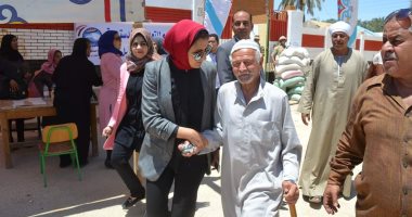 صور.. نائبة محافظ الوادى الجديد تتفقد لجان الاستفتاء بالخارجة
