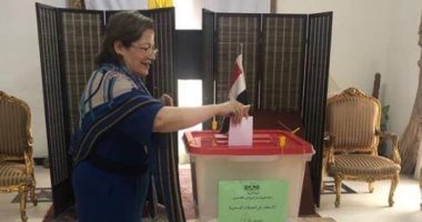 صور.. سفيرة مصر فى البحرين تدلى بصوتها.. وأبناء الجالية يواصلون التصويت