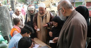 صور.. كبار السن يصطفون أمام لجان الاستفتاء على تعديل الدستور بالوراق