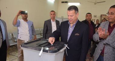 صور.. محافظ بنى سويف يدلى بصوته فى الاستفتاء على التعديلات الدستورية