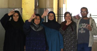 صور.. سيدات ينتظرن فتح لجان التصويت على التعديلات الدستورية بـ"الورق وأوسيم"