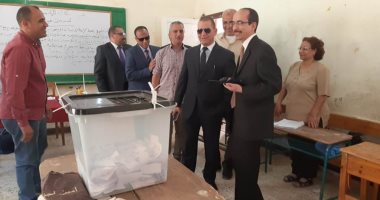 صور.. رئيس لجنة الاستفتاء والقضاة يدلون بأصواتهم فى لجان الوافدين بأسيوط
