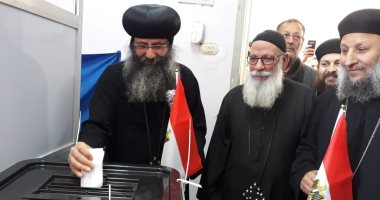 صور.. رئيس الدير المحرق يدلى بصوته فى الاستفتاء على الدستور فى أسيوط