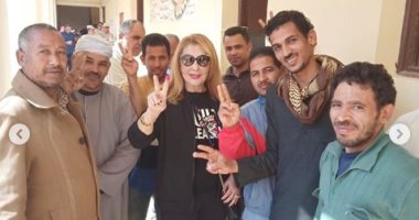 نادية الجندي تدلي بصوتها فى الاستفتاء على الدستور