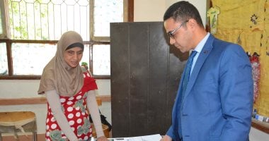 صور.. "أية" أول كفيفة تشارك فى الاستفتاء بطريقة "برايل" بالمنيا