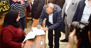 صور.. وزير الصناعة يدلى بصوته فى الاستفتاء على التعديلات الدستورية..ويؤكد: واجب وطنى