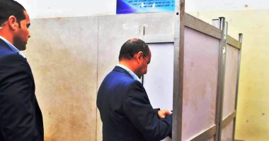 صور.. وزير التجارة والصناعة يدلى بصوته فى الاستفتاء على الدستور بالدقى