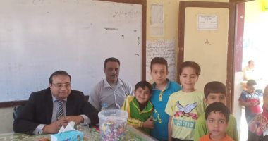 رئيس لجنة ببنى سويف يوزع الحلوى على الأطفال أثناء الاستفتاء على الدستور 