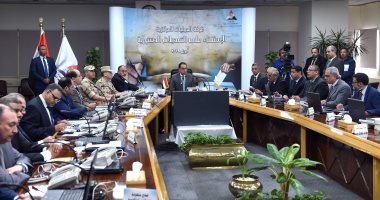 صور.. رئيس الوزراء يتابع عبر الفيديو كونفرانس سير الاستفتاء علي التعديلات الدستورية