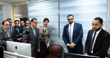 صور.. رئيس الوزراء يتوجه بالشكر للعاملين بالمركز الإعلامي للحكومة علي مجهودهم 