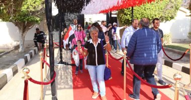 صور.. استفتاء مدينتى.. عربات "سوشى" للأكل.. و"موديلز" وسجادة حمراء خارج اللجان