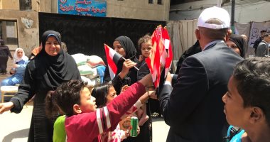 نائب بولاق يوزع أعلام مصر على أهالى بولاق ويحثهم على المشاركة فى الاستفتاء