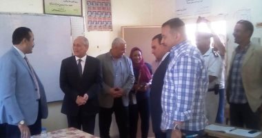 صور.. محافظ الأقصر يتفقد لجان مدينة إسنا.. والأهالى يهتفون "تحيا مصر"