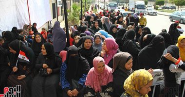 صور.. إقبال الناخبين الوافدين بلجان مدرسة سيزا نبراوى بالتجمع الخامس