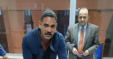 النجم أمير كرارة يدلى بصوته فى الاستفتاء بلجنة ميناء الإسكندرية.. صور
