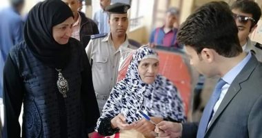 صور.. سيدة بالقليوبية تصر على المشاركة بالاستفتاء رغم مرضها: أفدى مصر بروحى