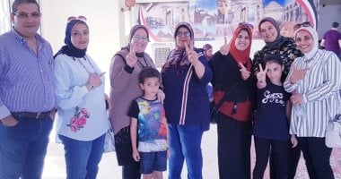 صور.. انتهاء تصويت اليوم الثانى للمصريين بمسقط وسط إقبال على الاستفتاء 